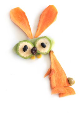 Havuç ve salatalıktan yapılmış komik tavşan.