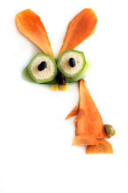 Havuç ve salatalıktan yapılmış komik tavşan.