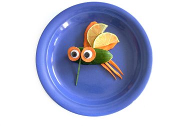 Yakın plan taze sebzeler tuhaf böcekler yaratıyor.