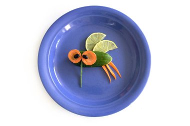 Yakın plan taze sebzeler tuhaf böcekler yaratıyor.