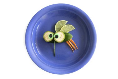 Yakın plan taze sebzeler tuhaf böcekler yaratıyor.