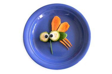 Yakın plan taze sebzeler tuhaf böcekler yaratıyor.