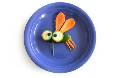 Yakın plan taze sebzeler tuhaf böcekler yaratıyor.