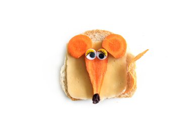 sebzeli ve peynirli komik sandviç fare yaratıyor.