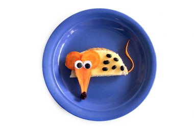 sebzeli ve peynirli komik sandviç fare yaratıyor.