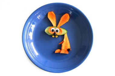 Havuç ve salatalıktan yapılmış komik tavşan.