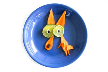 Havuçtan, limon dilimlerinden ve salatalıktan yapılmış komik tilki.