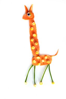 Zürafanın taze sebzelerle oluşturduğu yakın çekim.