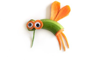 Yakın plan taze sebzeler tuhaf böcekler yaratıyor.