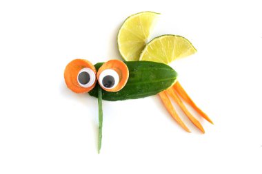 Yakın plan taze sebzeler tuhaf böcekler yaratıyor.