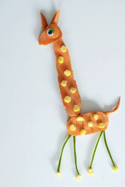 Nahaufnahme Von Giraffe Beim Schaffen Mit Frischem Gemüse — Stockfoto