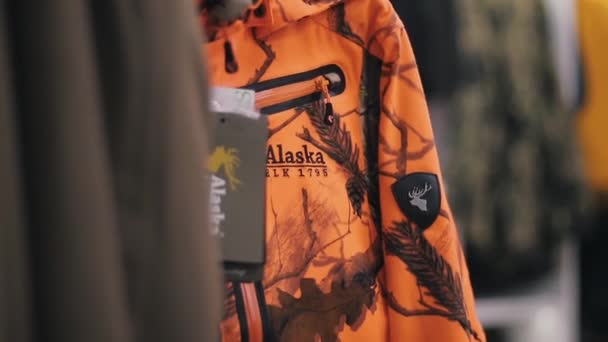 商店里打猎用的衣服 — 图库视频影像