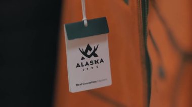 Mağazada avlanmak için kıyafetler.