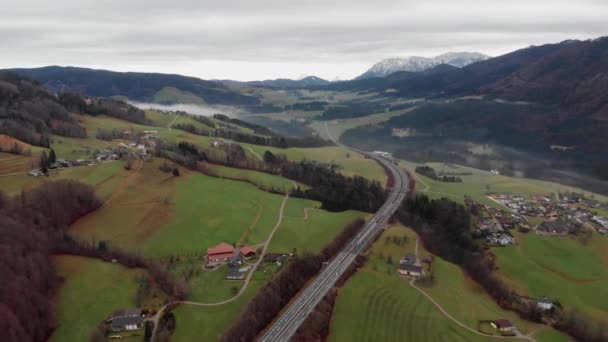 Landskap av austriska byn och lättskötta snötäckta berg. 4K-video. — Stockvideo