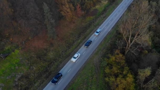 Coche de lujo en la carretera en el fondo del campo — Vídeos de Stock