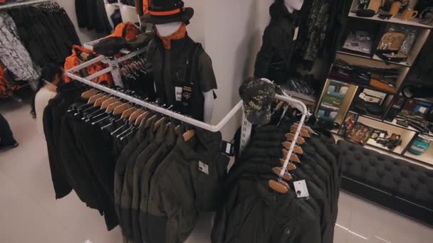 Ruhák vadászathoz a boltban — Stock videók