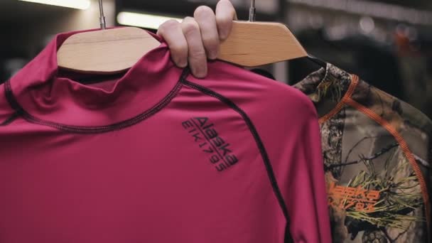 Oblečení pro lov v obchodě — Stock video