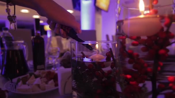 Bufetový stůl se sklenicemi lahodného červeného vína. — Stock video
