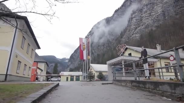 Hallstatt-tó. Hallstatt falu csodálatos reggeli vievje — Stock videók