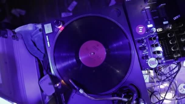 DJ κονσόλα ελέγχου ήχου για την ανάμειξη μουσικής χορού και laptop στο disco club. — Αρχείο Βίντεο