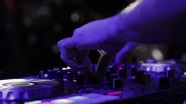 Disko kulübünde dans müziği ve dizüstü bilgisayarı karıştırmak için DJ ses kontrol konsolu.