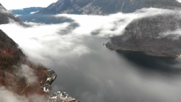 Vista aérea de aviones no tripulados - sobrevolando Hallstatt, Austria — Vídeos de Stock