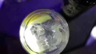 Profesyonel bir barmenin yakınında alkollü bir kokteyl hazırlıyor.