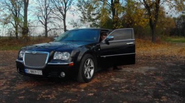 Arka planda lüks bir araba var.