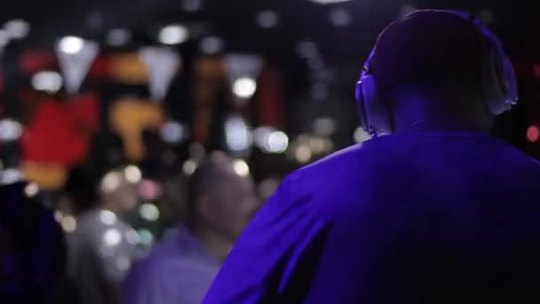 DJ hangvezérlő konzol tánczene és laptop keveréséhez a disco klubban. — Stock videók