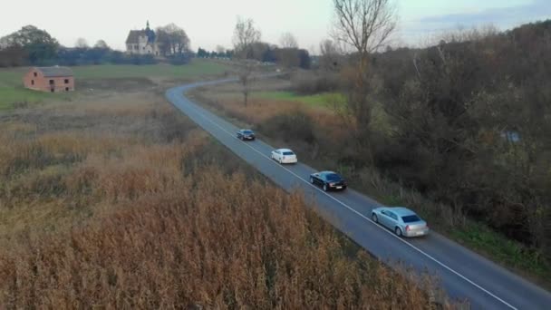 Luxe auto op de weg op het veld achtergrond — Stockvideo
