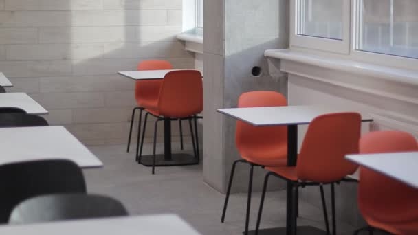 Geschäftsleute im großen Büro-Café-Bereich mit Blick auf die Skyline der Stadt — Stockvideo