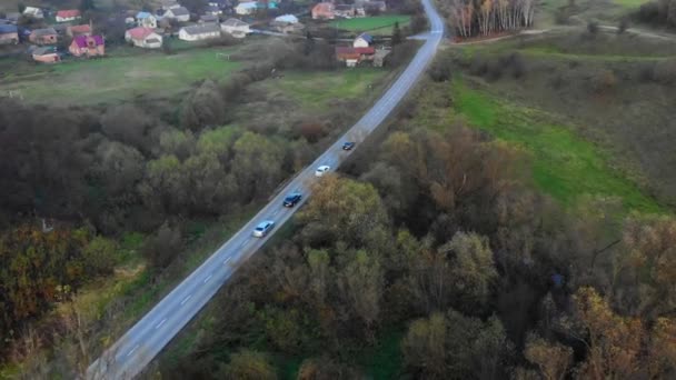 野战背景下公路上的豪华车 — 图库视频影像