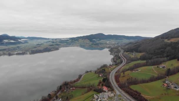 Landskap av austriska byn och lättskötta snötäckta berg. 4K-video. — Stockvideo