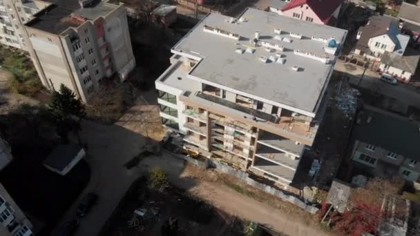 Gru e edificio in costruzione. Cantiere. — Video Stock