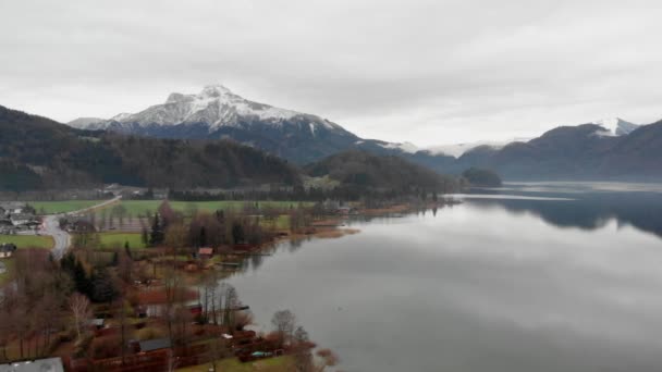 Landskap av austriska byn och lättskötta snötäckta berg. 4K-video. — Stockvideo