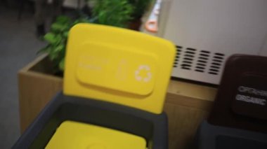 Şehrin ufuk çizgisi manzaralı büyük ofis kafe bölgesinde iş adamları