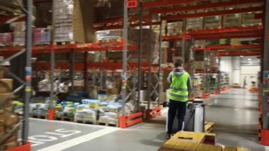 İçinde karton kutular olan bir depo. Palet raflarında, lojistik merkezde..