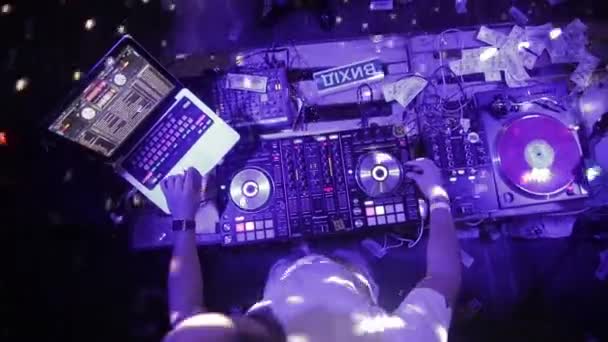 Console di controllo audio DJ per mixare musica dance e laptop in discoteca. — Video Stock