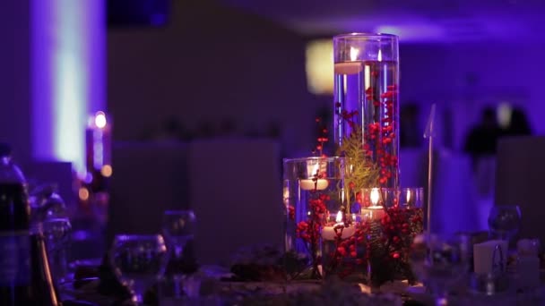 Bufetový stůl se sklenicemi lahodného červeného vína. — Stock video