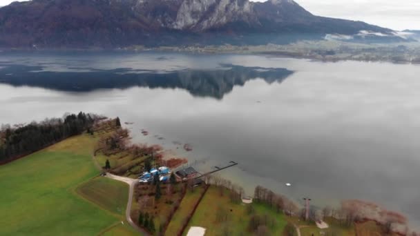 Krajina rakouské vesnice a lehkých zasněžených hor. Video 4K. — Stock video