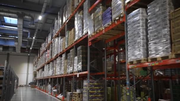 Magazzino con scatole di cartone all'interno su scaffali per pallet, centro logistico. — Video Stock