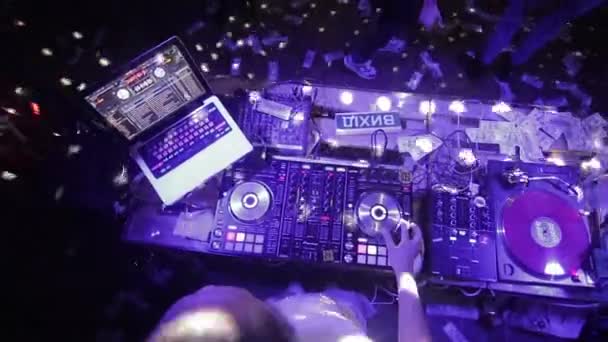 Consola de control de sonido DJ para mezclar música dance y laptop en discoteca. — Vídeo de stock