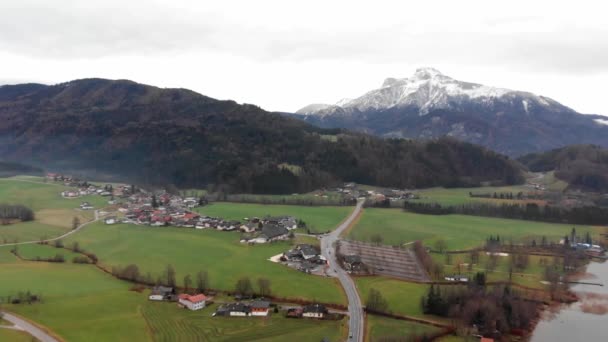 Landschaft des österreichischen Dorfes und leicht schneebedeckte Berge. 4K-Video. — Stockvideo