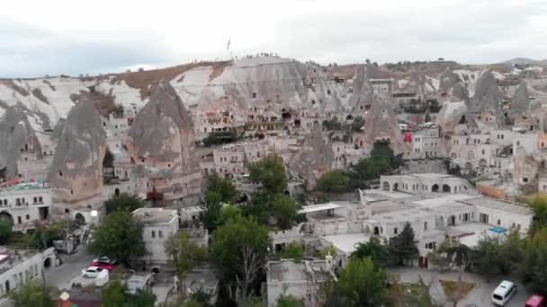 Drone beelden over vulkanische heuvels bij Cappadocia — Stockvideo