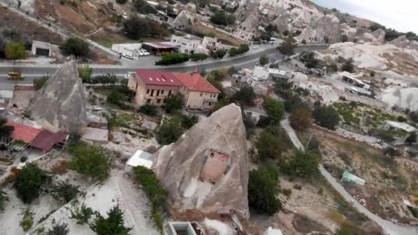 Imágenes de drones sobre colinas volcánicas en Capadocia — Vídeos de Stock