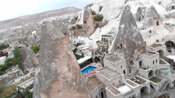 Drone beelden over vulkanische heuvels bij Cappadocia — Stockvideo