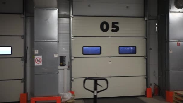 Varastossa pahvilaatikoita sisällä kuormalavojen telineet, logistinen keskus. — kuvapankkivideo