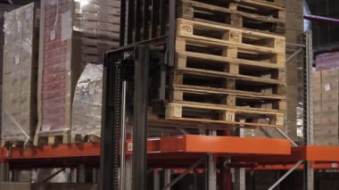 İçinde karton kutular olan bir depo. Palet raflarında, lojistik merkezde..