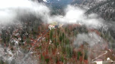 İHA hava görüntüsü - Avusturya Hallstatt üzerinde uçuyor