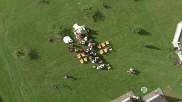 포도원으로 둘러싸인 푸른 정원에서의 결혼식 행사. — 비디오